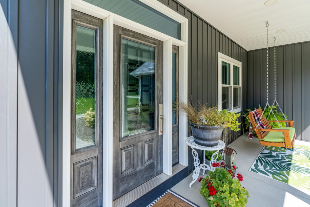 Embarq%C2%AE 440 2P Fiberglass Door In Dutch Gray Glaze With Laurence Decorative Glass