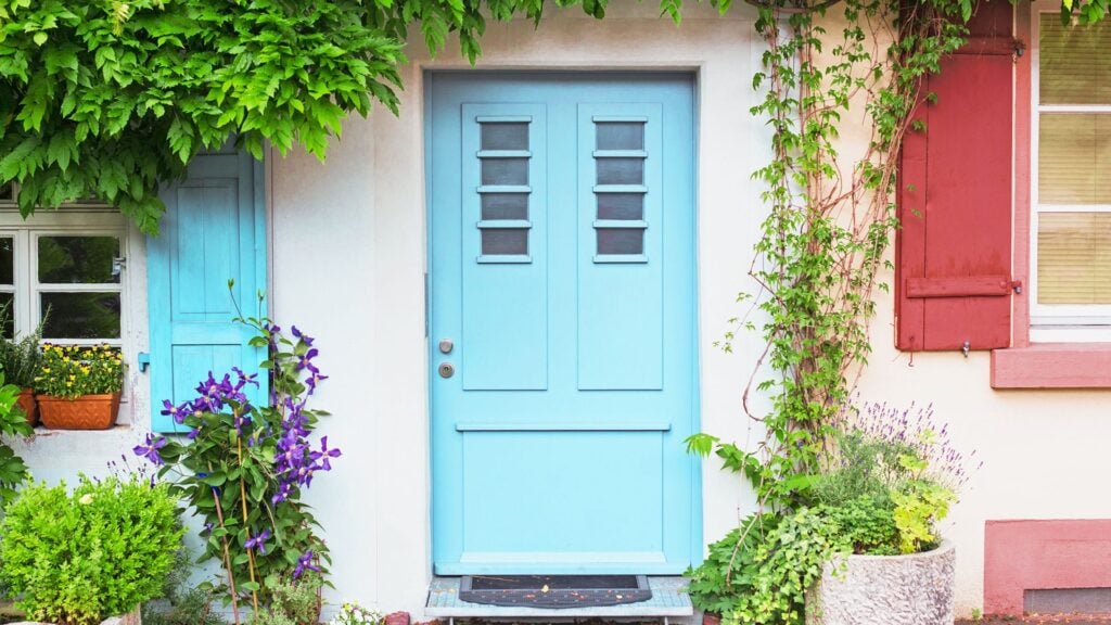blue door 192041080